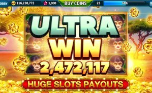 Người hâm mộ theo dõi trận bóng đá và đặt cược trực tuyến qua điện thoại