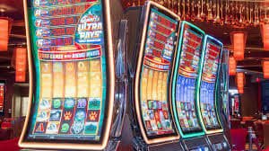 Bàn baccarat và roulette trong khu vực Live Casino tv3600